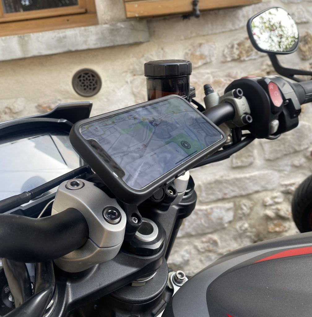 téléphone sur support téléphone