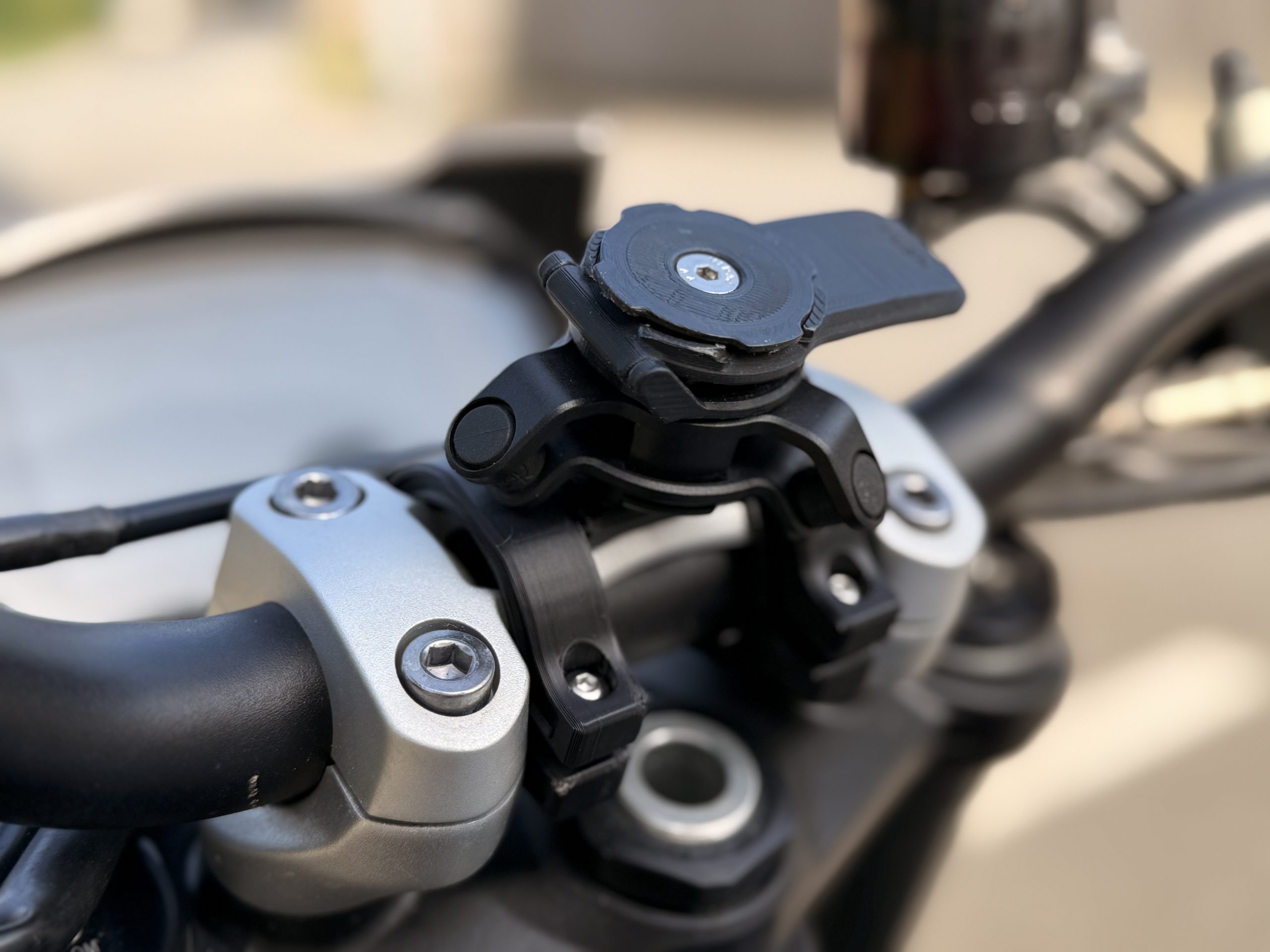Support téléphone central Triumph Street Triple — Compatible Quad Lock