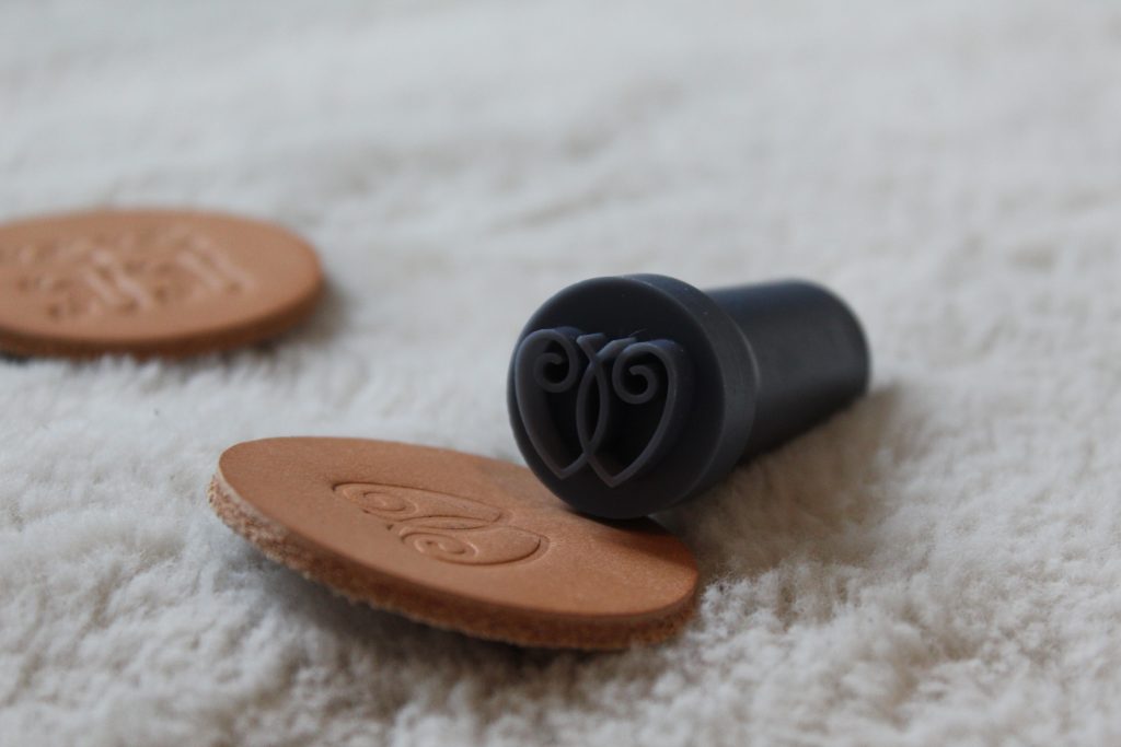 Tampon cuir personnalisé — Logo, signature ou dessin sur mesure